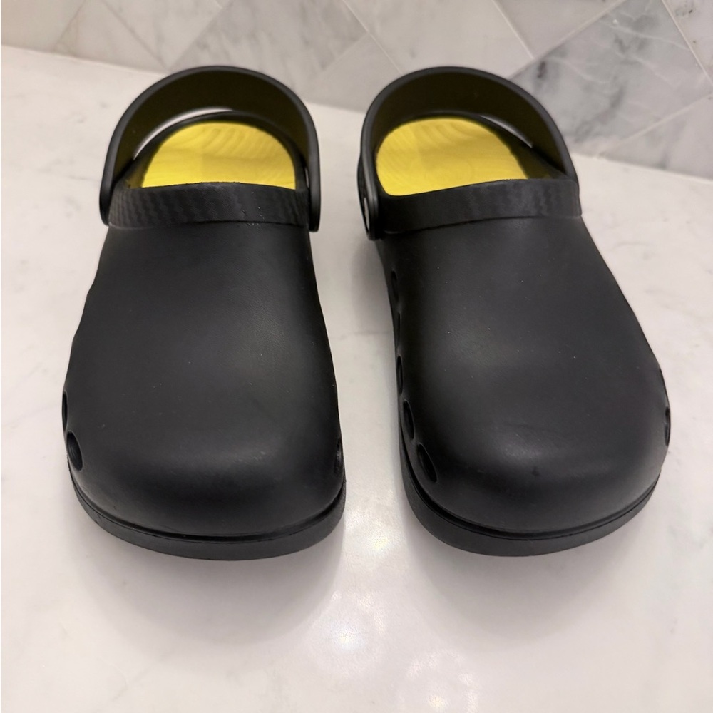 VKTRY RECOVERY FOOTWEAR FOR ATHLETES  UNISEX BLACK SLIP-ON CLOGS